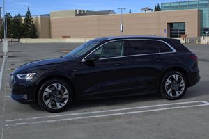 Audi e-tron Quattro Premium Plus 2022 Usado, Doble Motor, Tracción en las Cuatro Ruedas, Equipamiento de Alta Gama, Propiedad de California - Product Image 3