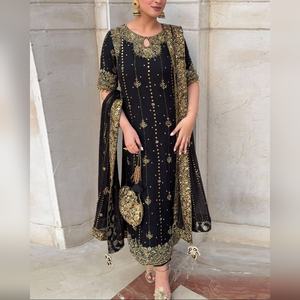 Ensemble salwar kameez en coton exclusif avec un haut et un bas ornés de broderies lourdes et un dupatta assorti pour les sorties décontractées, livraison mondiale - Product Image 1