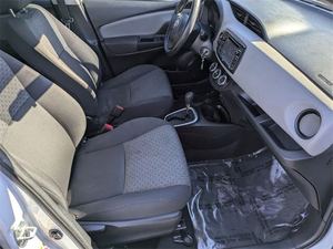 Toyota Yaris L 2016, 2 portes, hayon, automatique, sièges en cuir, intérieur foncé, caméra de recul, taille des pneus R16, moteur 4L essence/électrique - Product Image 4