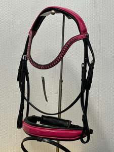 Brida anatómica de caballo rosa con riendas antideslizantes Material de charol metálico - Product Image 4