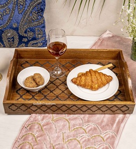 Plateau de service rectangulaire multifonctionnel moderne en bois massif brun avec motif laser - Product Image 2