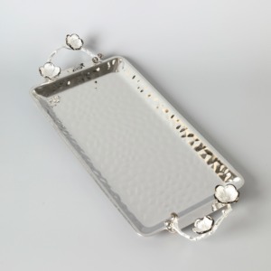 Las bandejas de servicio de metal preciosas martilladas a mano más exigentes para alimentos Mangos florales decorativos en blanco y negro - Product Image 6