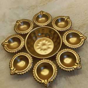 Diwali y regalo de negocios hecho a mano oro antiguo Metal Diya luz con cuenco Floral personalizado lado de dos pavo real para estilo de negocios - Product Image 3