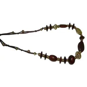 Collier en perles de verre avec pendentif en fil de laiton pour femmes - Product Image 1