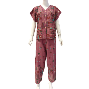 Pyjama décontracté pour femme, col en V, manches courtes et pantalon long, par Chrysanta - Product Image 2
