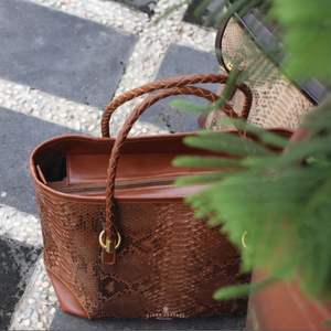 Bolso de mano de cuero con diseño de pitón exótico de lujo para mujer, bolso de diseñador hecho a mano con asa trenzada y forro interior Premium - Product Image 3