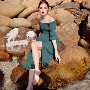 Robe mi-longue en lin bio pour femmes, confortable et élégante, design à épaules dénudées, vêtements d'été lavables. - Product Image 1