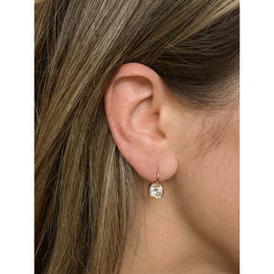 Boucles d'oreilles Harper en or jaune 2 carats avec diamants taille coussin, design pendantes - Product Image 6