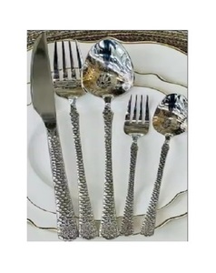 Couverts en métal vintage classique en acier inoxydable avec texture artisanale idéale pour les arrangements de dîner de mariage - Product Image 1