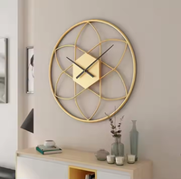 Horloge murale en métal avec détails élégants, élégante et fonctionnelle, parfaite pour les espaces de vie de luxe disponibles par Azora Industries