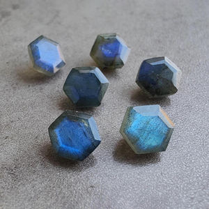 Piedras preciosas de labradorita azul natural de calidad AAA +, forma de hexágono suelto, corte facetado, calibrado, venta al por mayor, todos los tamaños disponibles - Product Image 2
