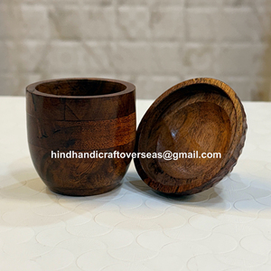 Verre à shot en bois en forme de gland avec couvercle, fabriqué en bois naturel (acacia ou mangue), idéal pour une utilisation alimentaire et comme verre à eau. - Product Image 2