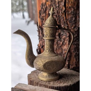 Aiguière turque vintage gravée en laiton Surahi Dallah/théière du milieu du XXe siècle fabriquée en Inde - Product Image 1