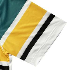 Abrigo de Golf Blanco Handee con Detalles Dorados y Elegante Diseño de Cuello Tipo Capucha - Product Image 5