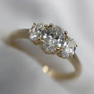 Anillo de Compromiso con Tres Diamantes Ovalados de 1.50 Quilates CVD Cultivados en Laboratorio, Anillo de Boda en Oro Amarillo Sólido de 14K, Joyería Fina - Product Image 2