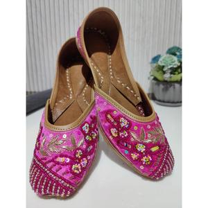 Zapatos bordados elegantes para niñas, artículos de fiesta de estilo tradicional indio, absorbente de sudor, comodidad para caminar, cuero superior de moda - Product Image 1