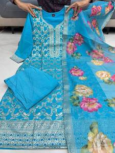 ชุดคุर्ตาผ้าชานเดรีเนื้อพรีเมียมสำหรับงานปาร์ตี้ ดีไซน์เนอร์ออกแบบ พร้อมแขนยาวและกางเกงขายาว พร้อมผ้าคลุมไหล่ผ้าแจ็คการ์ดลายบานาราซี - Product Image 4