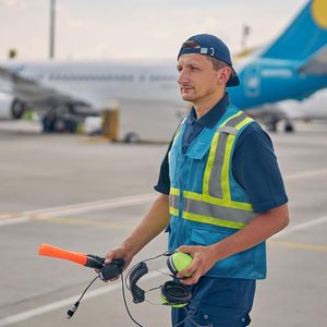 Gilet en maille réfléchissante en polyester 140GSM personnalisé Orange fluorescent Vêtements de travail légers respirants à haute visibilité pour les ingénieurs - Product Image 6