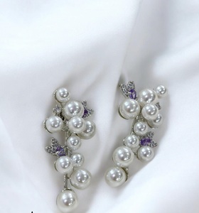 Boucles d'oreilles modernes aspect perle blanche avec pierre de zircon Design fantaisie élégant bijoux de mode pour la fête de mariage porter idée cadeau parfaite - Product Image 4