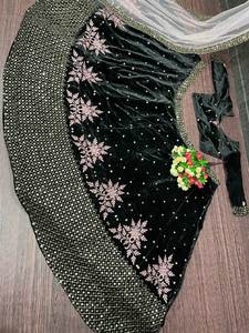 Tenue de mariée de créateur, lehenga cha en velours lourd imprimé avec un dupatta lourd - Product Image 3