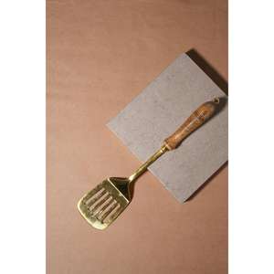 Spatule en laiton traditionnelle de qualité supérieure avec outil de cuisson à distance sécurisée, idéale pour la friture, le sauté et le service de plats chauds - Product Image 4