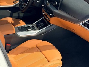 BMW Serie 3 G2x 320i xDrive 2.0 AT (184 hp) 4WD Gasolina Automático con Asientos de Cuero, Usado, 2025 - Product Image 4