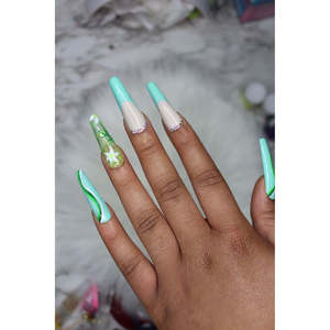 Unghie Finte Press-On Verde Menta con Punta Francese e Logo Personalizzato - Design Quadrato Riutilizzabile di Alta Qualità - Product Image 2