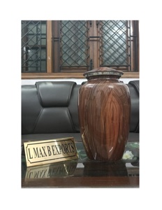 Lujosas urnas de cremación de metal de diseño moderno único de la mejor calidad hechas a mano al por mayor - Product Image 1