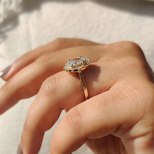 Bague de fiançailles de luxe en or jaune 14 carats avec halo de diamants taille ovale pour femme, bague de mariage vintage en moissanite, bijoux raffinés - Product Image 4