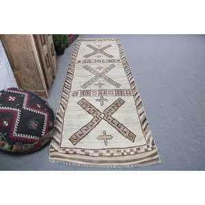 Alfombra Turca Herki de 3.3x10.5 pies, Alfombra de Lana Vintage Blanca con Diseño Abstracto - Product Image 1