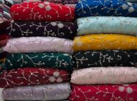 Tissu de soie brodé à la main de luxe avec motifs floraux et perles parfait pour les robes de couture et les vêtements de mariage