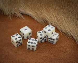 Juego de Dados de Hueso Natural Ecológicos Hechos a Mano con Estilo Deportivo en Forma de Cubo para Juegos de Mesa y Coleccionables - Product Image 2