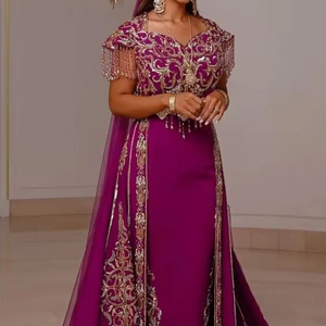 Perles de cristal embellies à la mode et magnifiques, perles, pierre de verre sur violet KARAROU avec robe de trail sur tissu de velours = 2025 - Product Image 1