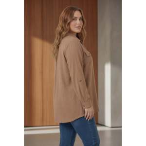Camisa de talla grande para mujer con detalle de bolsillo color camel - Product Image 2