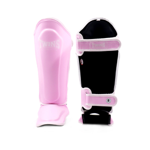 Espinilleras Gemelas de la Mejor Calidad Hechas de Cuero Genuino con Diseño Personalizado, Logotipo a Color y Correa Ajustable con Cierre de Gancho y Bucle para Muay Thai - Product Image 3