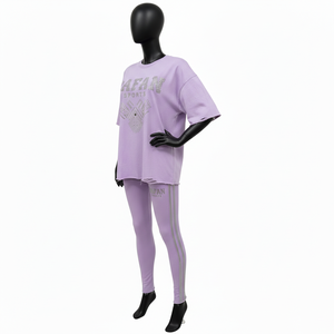 Conjunto de Dos Piezas Morado de Algodón Premium de 280GSM, Camiseta Oversize con Logotipo de Pedrería y Leggings con Dobladillo Desgastado y Paneles Laterales - Product Image 4