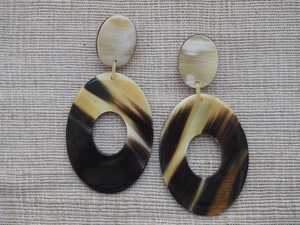 Pendientes de Cuerno Ovalados Hechos a Mano con Diseño Recortado, Pulidos, Naturales, Ecológicos, Modernos, para Regalo de Boda, MN EXPORTS MNE-633 - Product Image 1