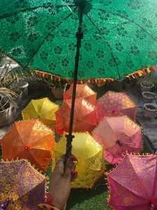 Parapluie décoratif traditionnel assorti avec impression dorée pour les mariages Mehndi Decor Festive Accent Parasol Vintage Sun Parasol - Product Image 3