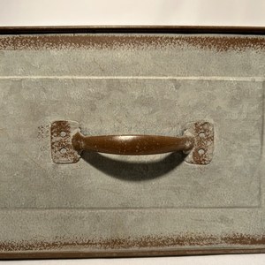 Jardinière d'auge en métal galvanisé. Fabriqué à partir de métal galvanisé, souvent revêtu de zinc, ce qui donne détresse, rustique, style ferme - Product Image 5