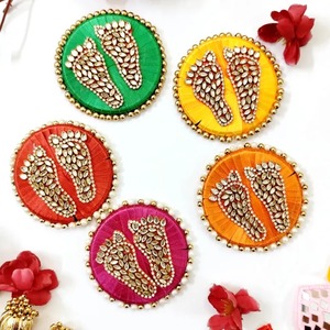 ชุดรอยเท้าพระลักษมี งานฝีมือจากผ้า/ไม้เอ็มดีเอฟ ขนาด 4 นิ้ว ประดับด้วยงานศิลปะคันดัน ชารัน ปาดูกา สำหรับพิธีบูชาในเทศกาลดีวาลี นาฟราตรี หรืองานขึ้นบ้านใหม่ - Product Image 2