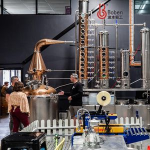 Equipo de Destilación de Vodka de 1000L, 1500L, 2000L para Destilar Licores de Alta Calidad con Columnas de Reflujo de 18/24/28 - Product Image 1