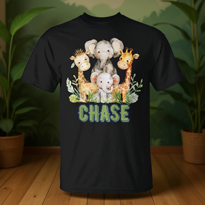 T-shirt promotionnel pour enfants sur le thème du safari, avec prénom CHASE, éléphant et girafe mignons - Product Image 3
