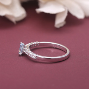 Anillo de Compromiso con Diamante Cultivado en Laboratorio, Corte Pera, Certificado por IGI, Oro Blanco/Rosa y Amarillo de 9K, Media Eternidad, Pavé, Solitario - Product Image 4