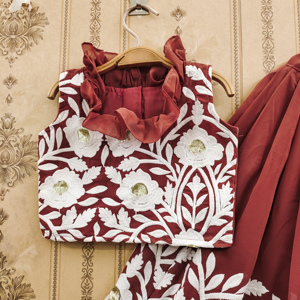 Ensemble Lehenga Choli pour enfants, brodé de fleurs, longueur au sol |   Tenue ethnique pour fête de filles et mariage |   Fabricant et exportateur toutes saisons - Product Image 3