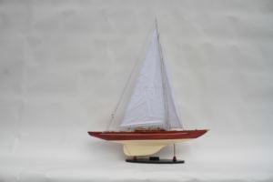 Barcos de Vela de Madera Pintados a Mano Nemere II - Decoración Moderna de Mesa con Forma Irregular de Feng Shui para el Hogar - Product Image 3