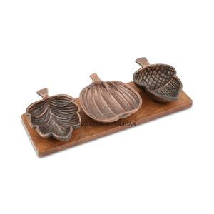 Bandeja de servicio de forma rectangular hecha de madera de alta calidad con cuencos únicos de diferentes diseñadores Suministro de artículos para servir alimentos DE LA India - Product Image 1