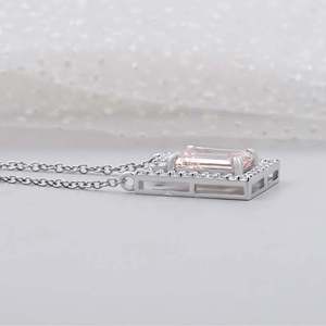 Collier élégant avec pendentif en émeraude certifiée IGI, cadre moderne et diamants, collection de colliers - Product Image 6