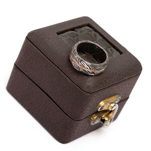 Anillo de Acero de Damasco Clásico Hecho a Mano por Burraq, Caja de Anillo - Regalo Perfecto para Papá, Esposo, Novio |   Soporte de Personalización OEM - Product Image 5