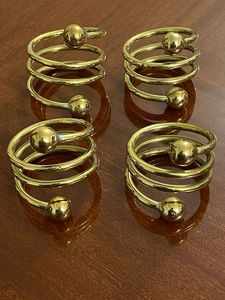 Rond de serviette en laiton moderne élégant avec un fini doré et un attrait décoratif pour les configurations de table et les événements - Product Image 6