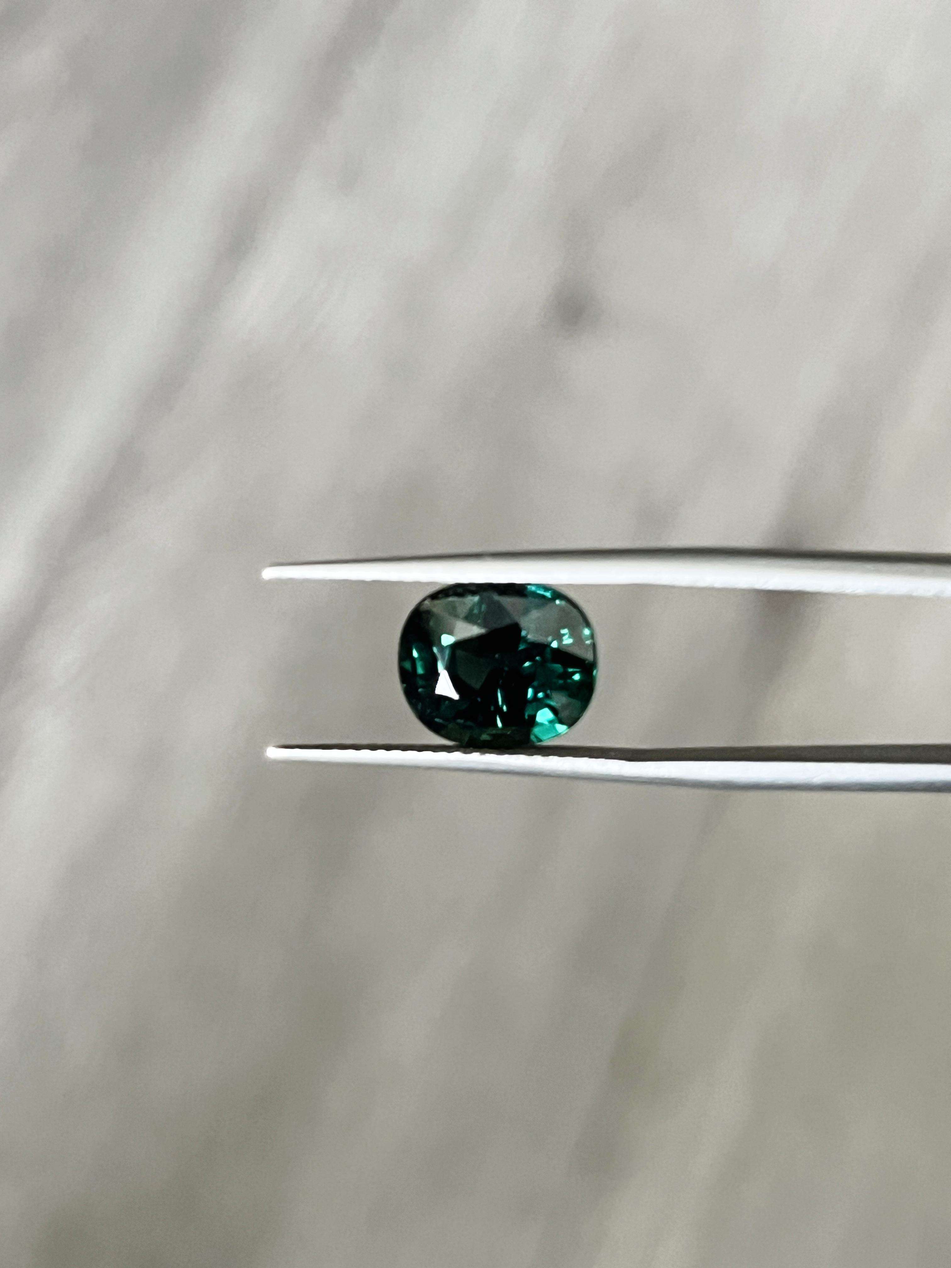 สีเขียวอมฟ้า